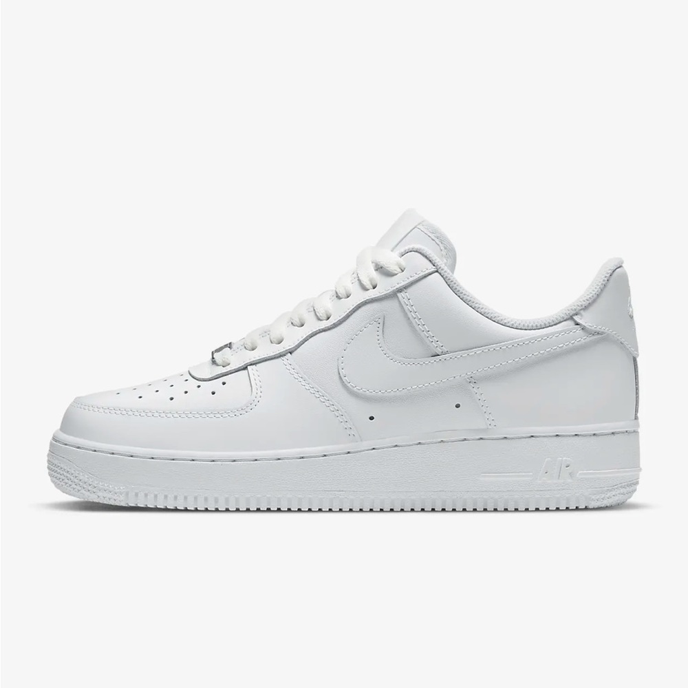 🚨AF1🚨classic White Nikes women’s size 8Nike Air Force 1